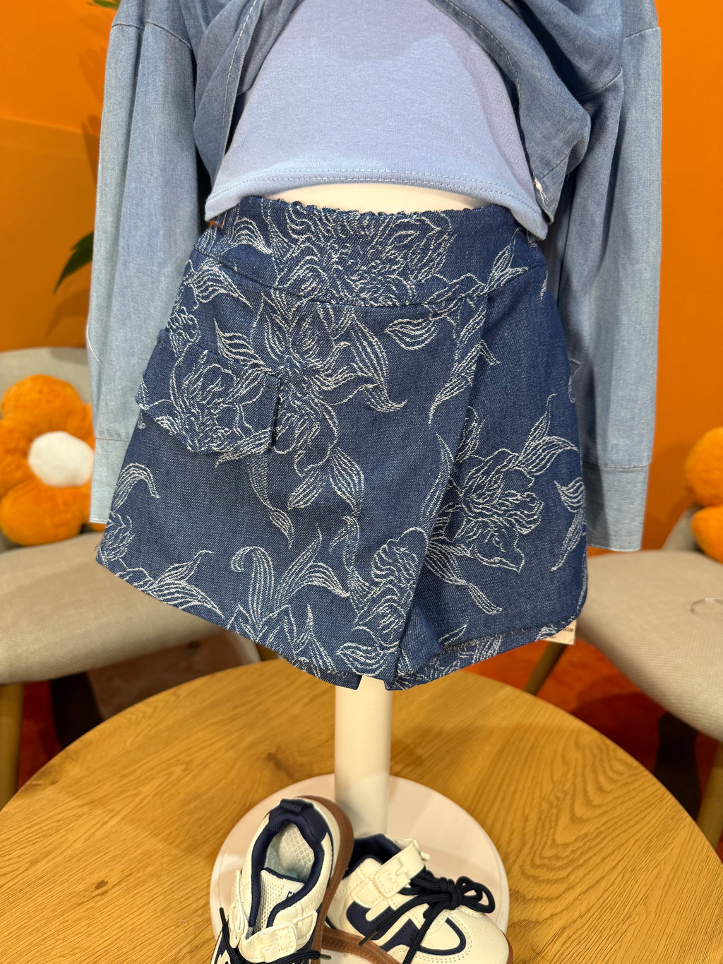 GONNA PANTALONE DENIM BLOOM: SKORT CON RICAMO FLOREALE E TASCA CARGO