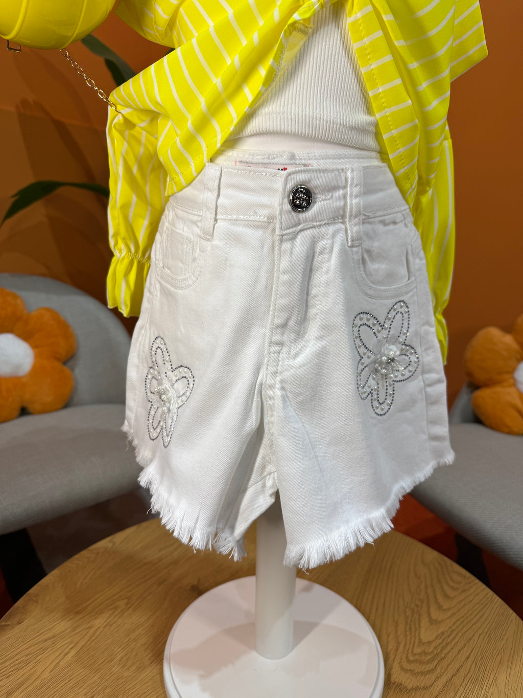 SHORTS IN DENIM BIANCO CON APPLICAZIONI FLOREALI DI PERLE