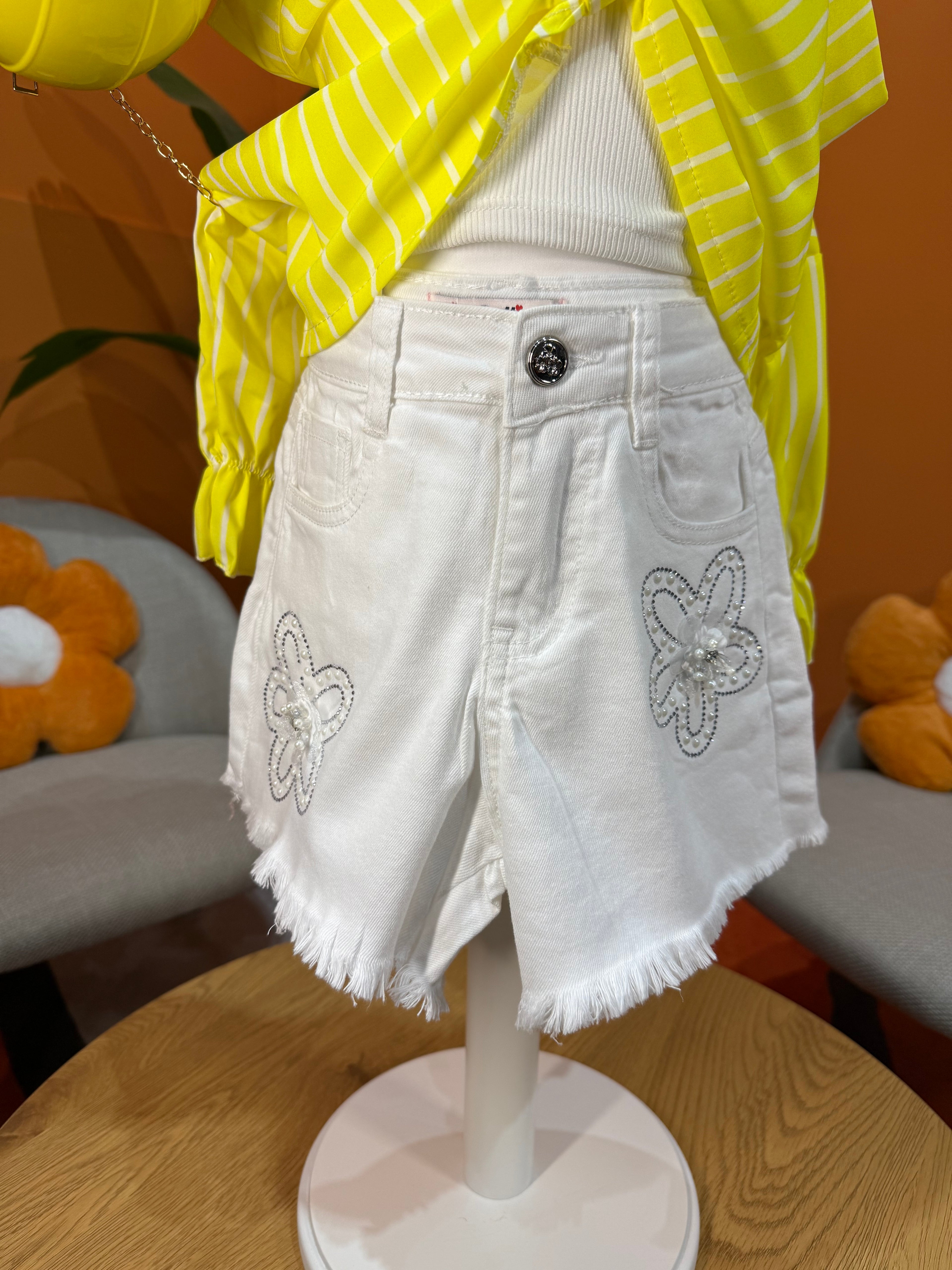 SHORTS IN DENIM BIANCO CON APPLICAZIONI FLOREALI DI PERLE