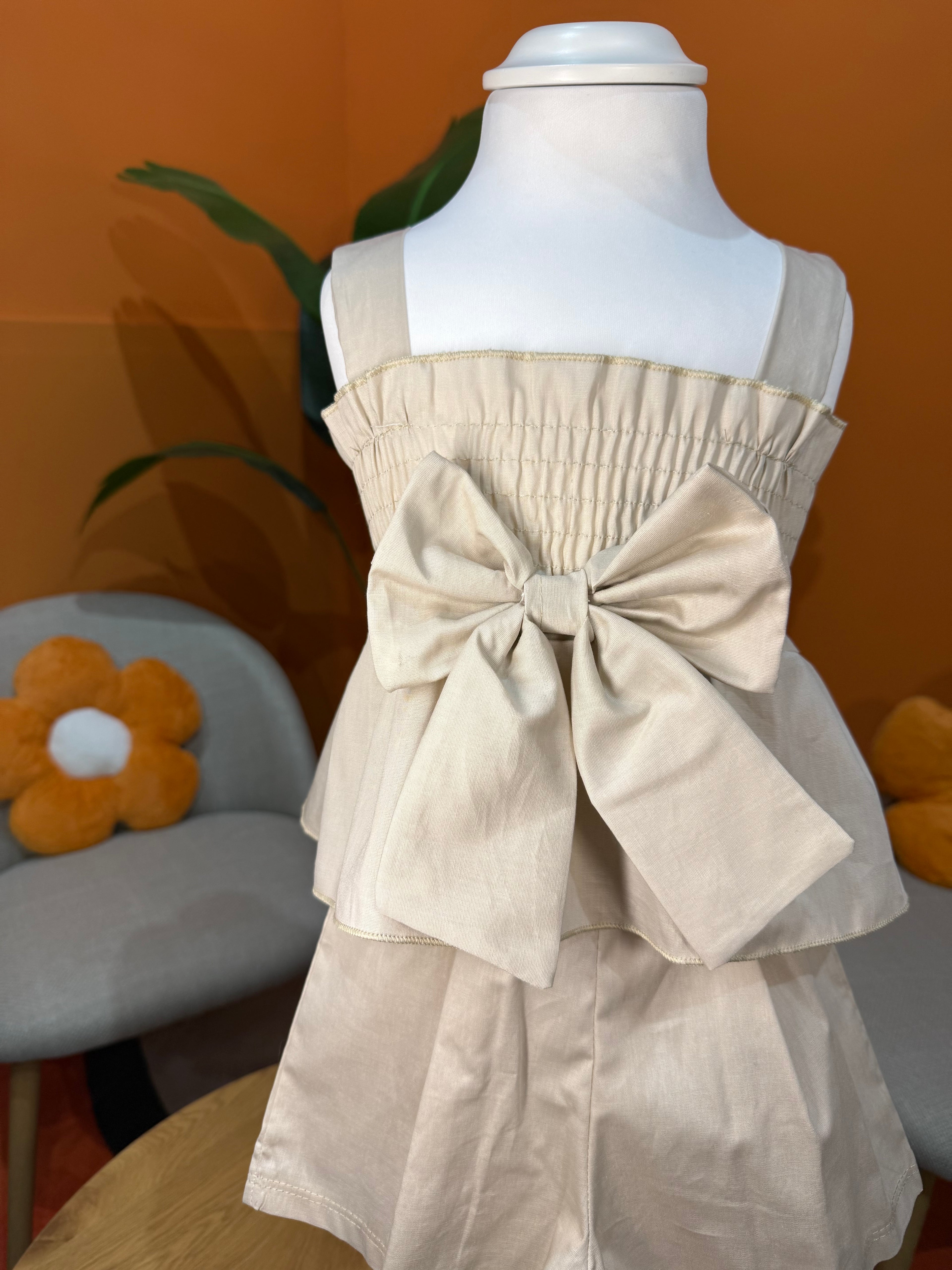 COORDINATO MAXI BOW: SET SABBIA CON TOP ARRICCIATO E SHORTS