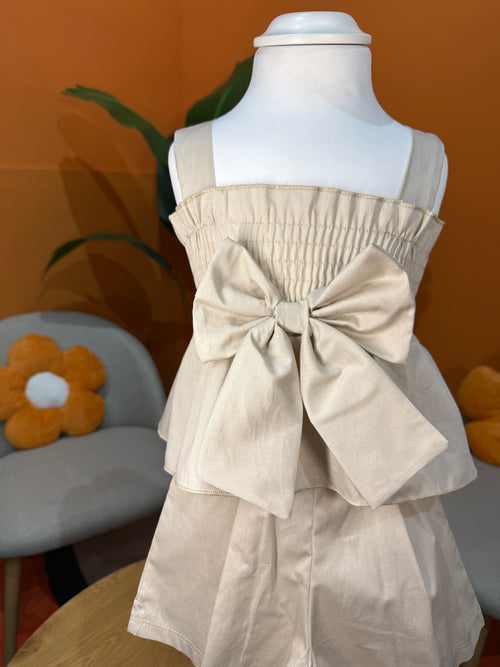COORDINATO MAXI BOW: SET SABBIA CON TOP ARRICCIATO E SHORTS