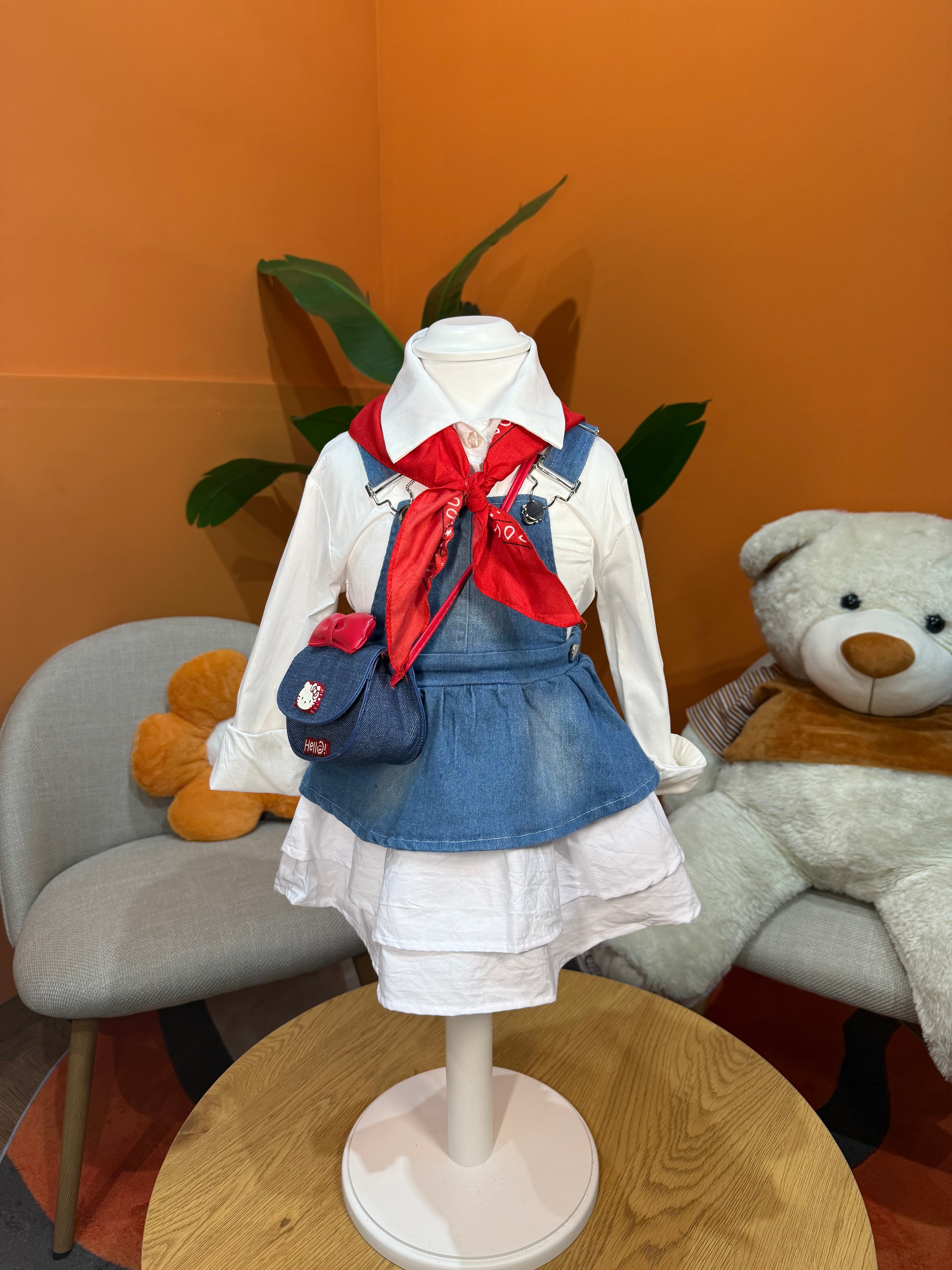 SALOPETTE DENIM CON FOULARD ROSSO