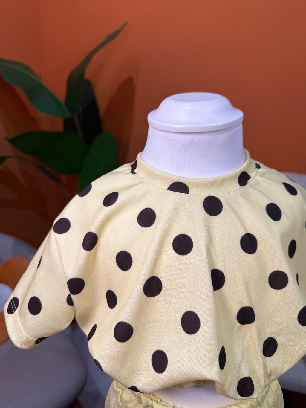 T-SHIRT CROP A POIS - GIALLO