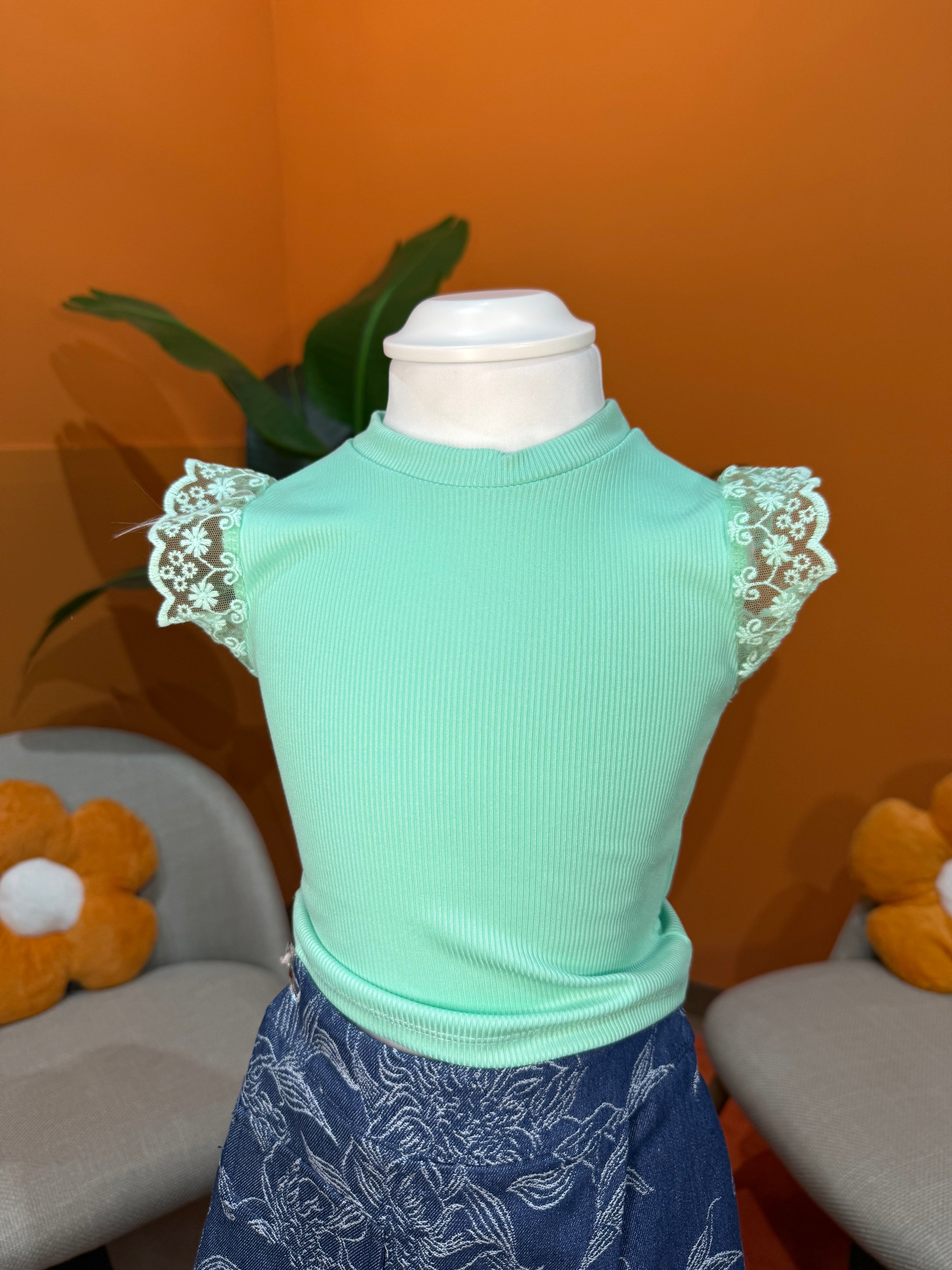 T-SHIRT MINT DELIGHT: TOP A COSTE CON MANICHE IN PIZZO MACRAMÈ🌿