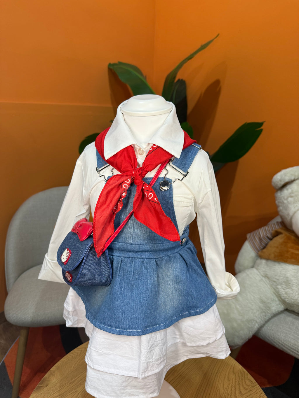 SALOPETTE DENIM CON FOULARD ROSSO