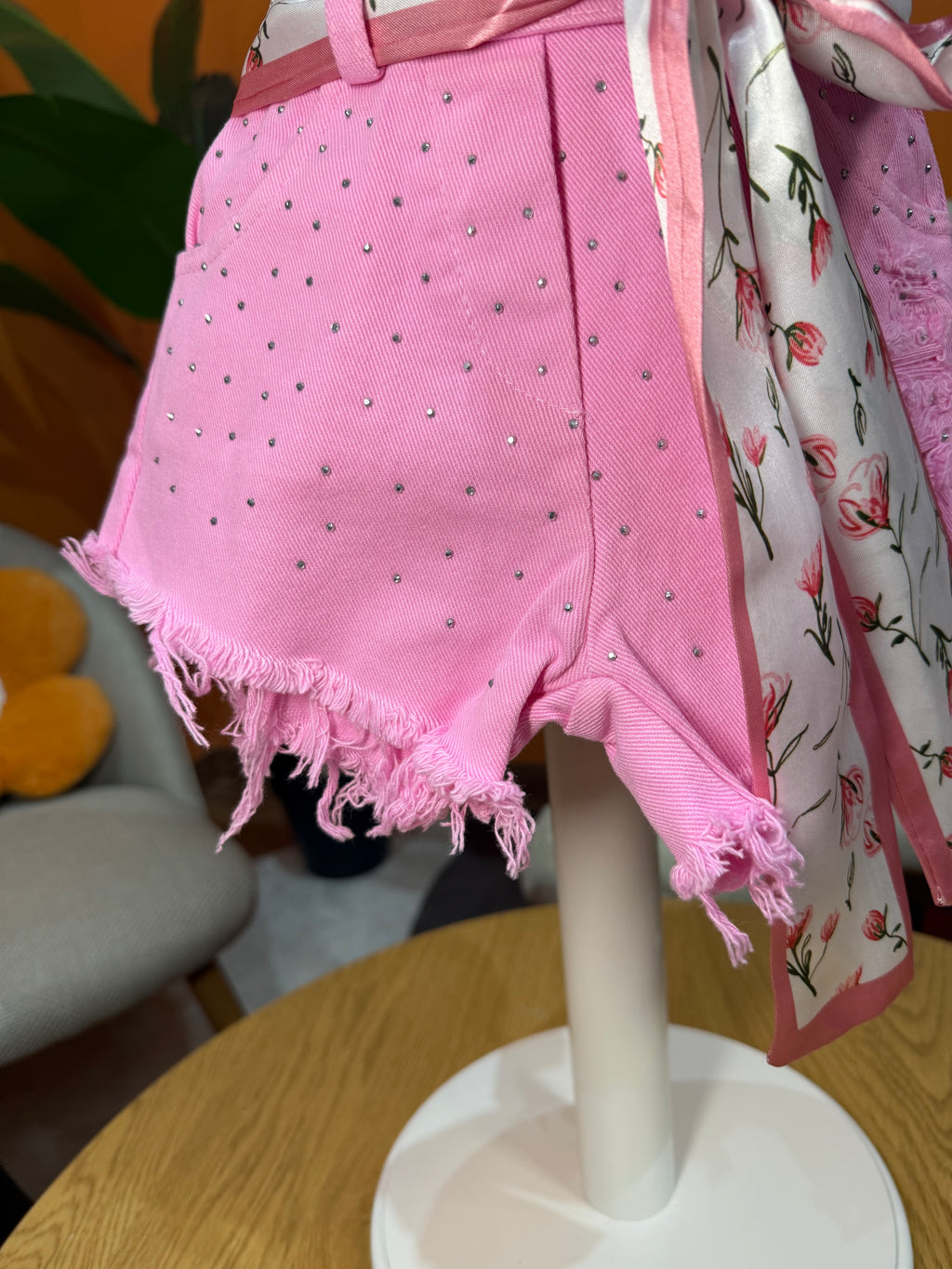 SHORTS DENIM ROSA FORTE CON STRASS E FOULARD