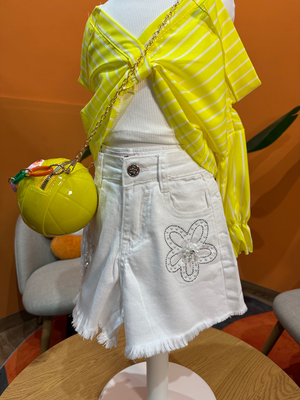SHORTS IN DENIM BIANCO CON APPLICAZIONI FLOREALI DI PERLE