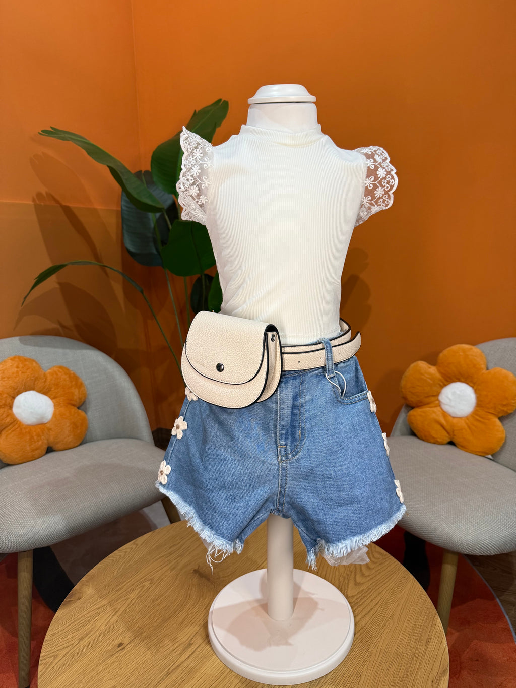 SHORTS IN DENIM CON APPLICAZIONI FLOREALI LATERALI E ORLO SFILACCIATO🌸