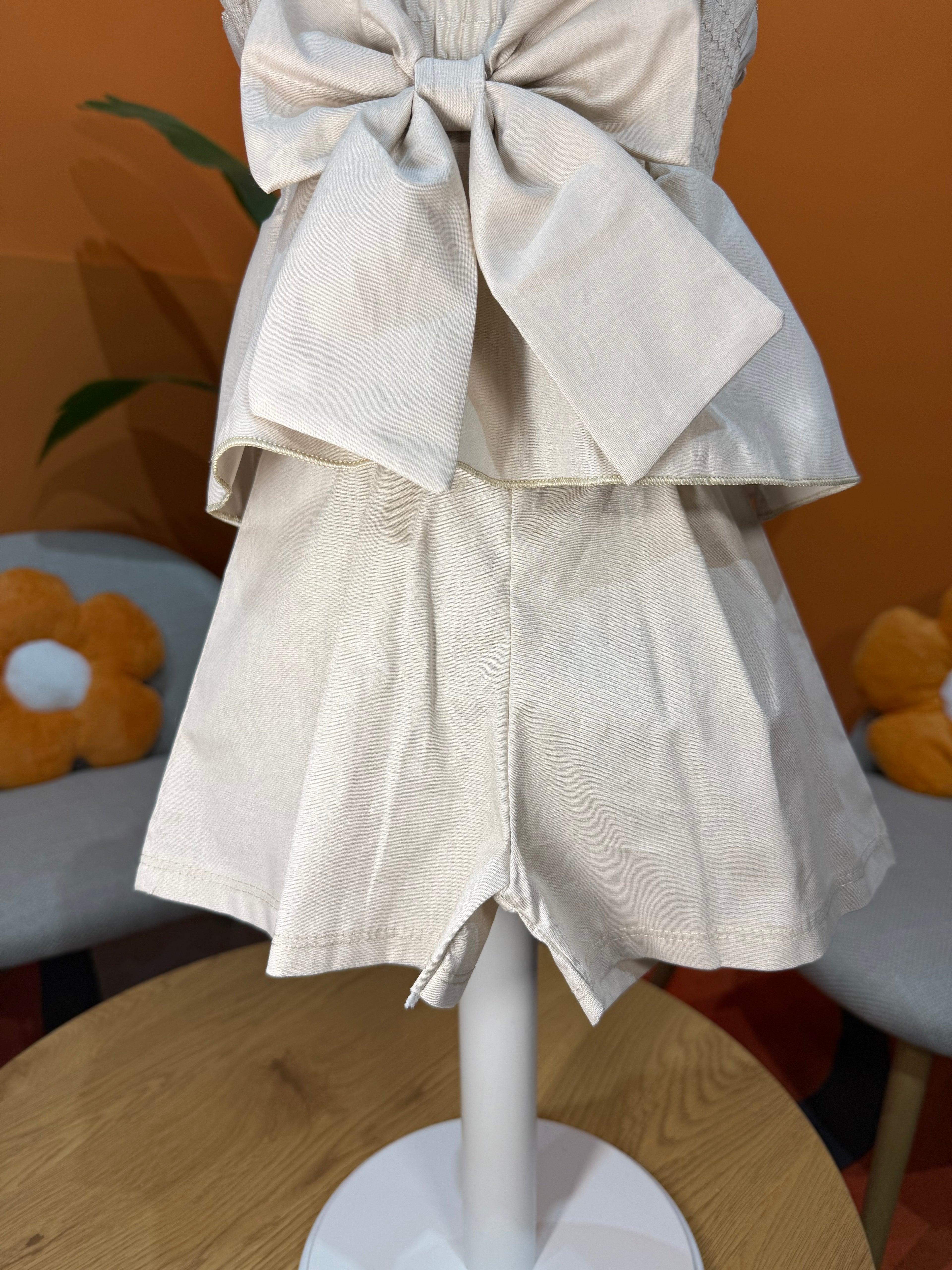 COORDINATO MAXI BOW: SET SABBIA CON TOP ARRICCIATO E SHORTS