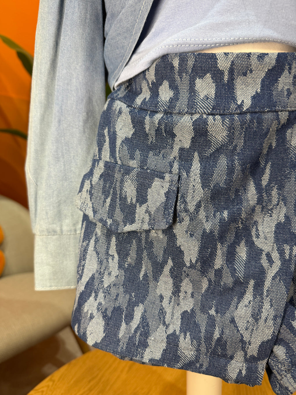 GONNA PANTALONE DENIM IKAT: SKORT CON STAMPA ETNICA E TASCA CARGO