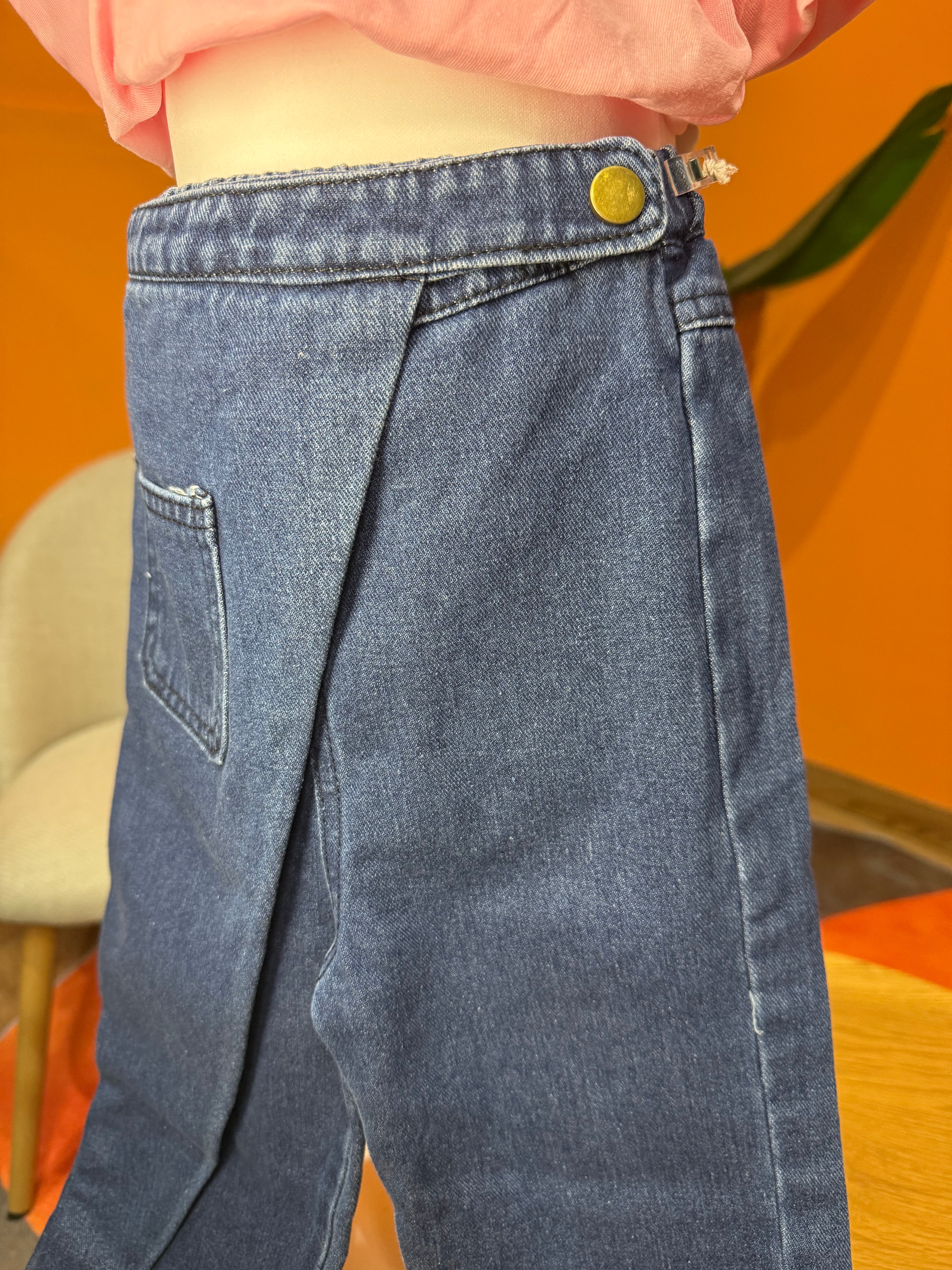 JEANS WIDE LEG CON CHIUSURA INCROCIATA E TASCHINO