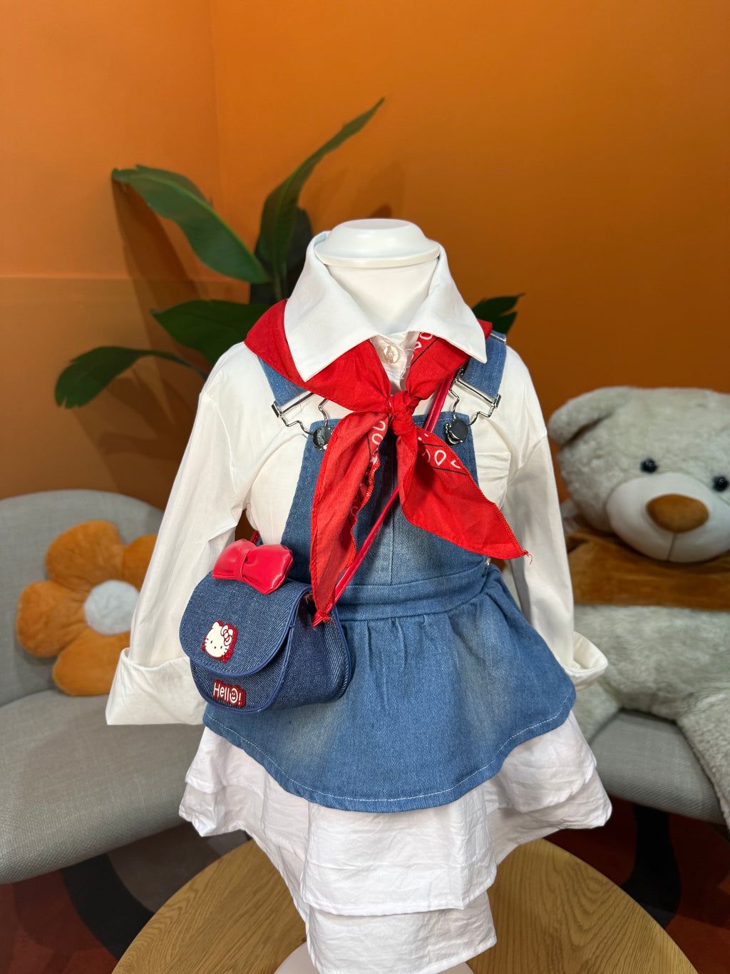 SALOPETTE DENIM CON FOULARD ROSSO
