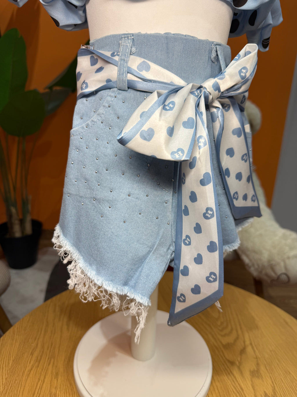 SHORTS DENIM CHIARO CON STRASS E FOULARD