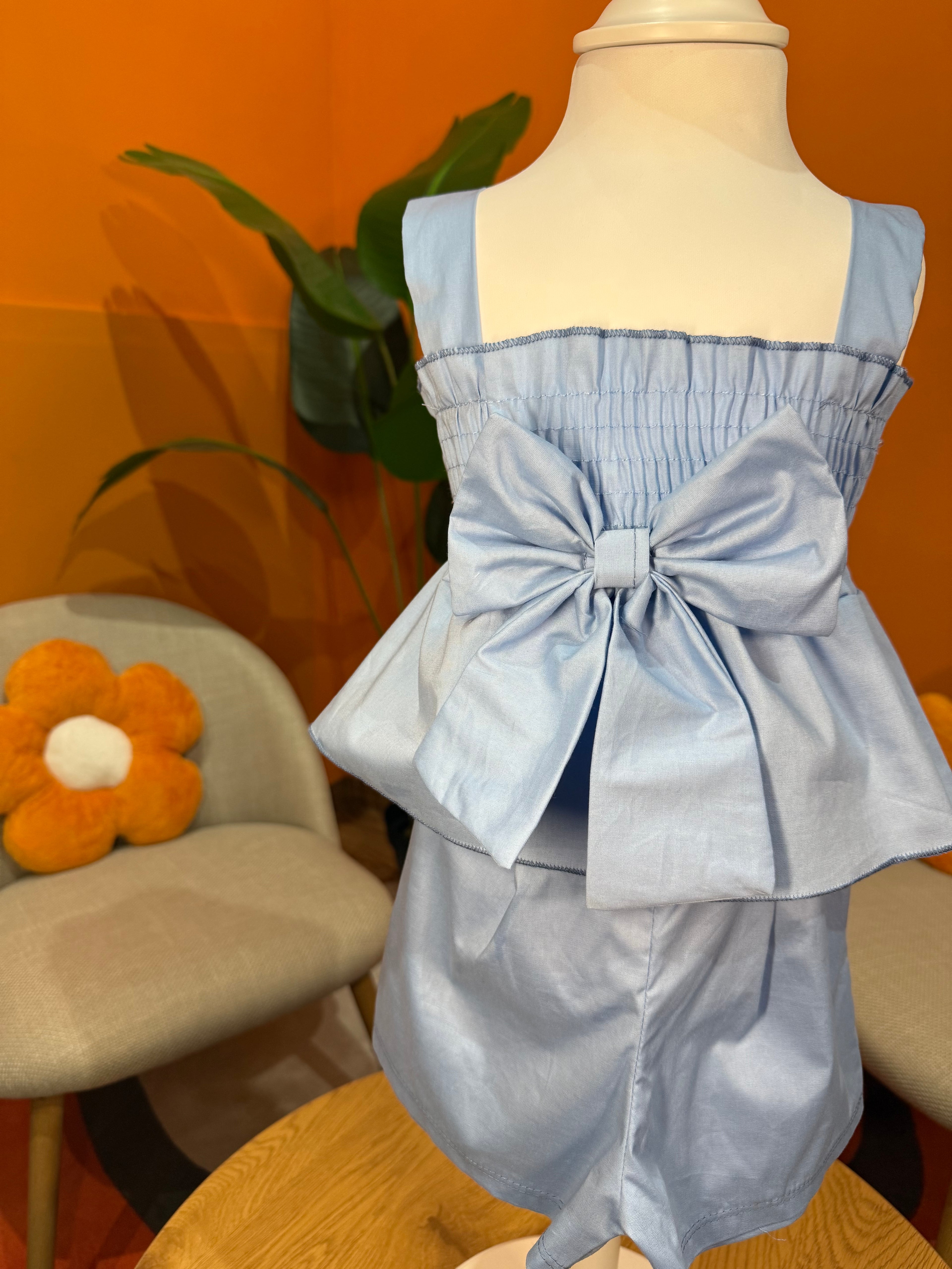 COORDINATO SKY BOW: SET AZZURRO CON TOP ARRICCIATO E SHORTS