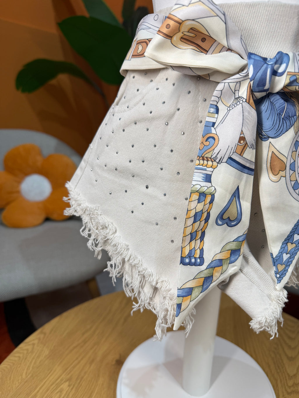 SHORTS DENIM BEIGE CON STRASS E FOULARD