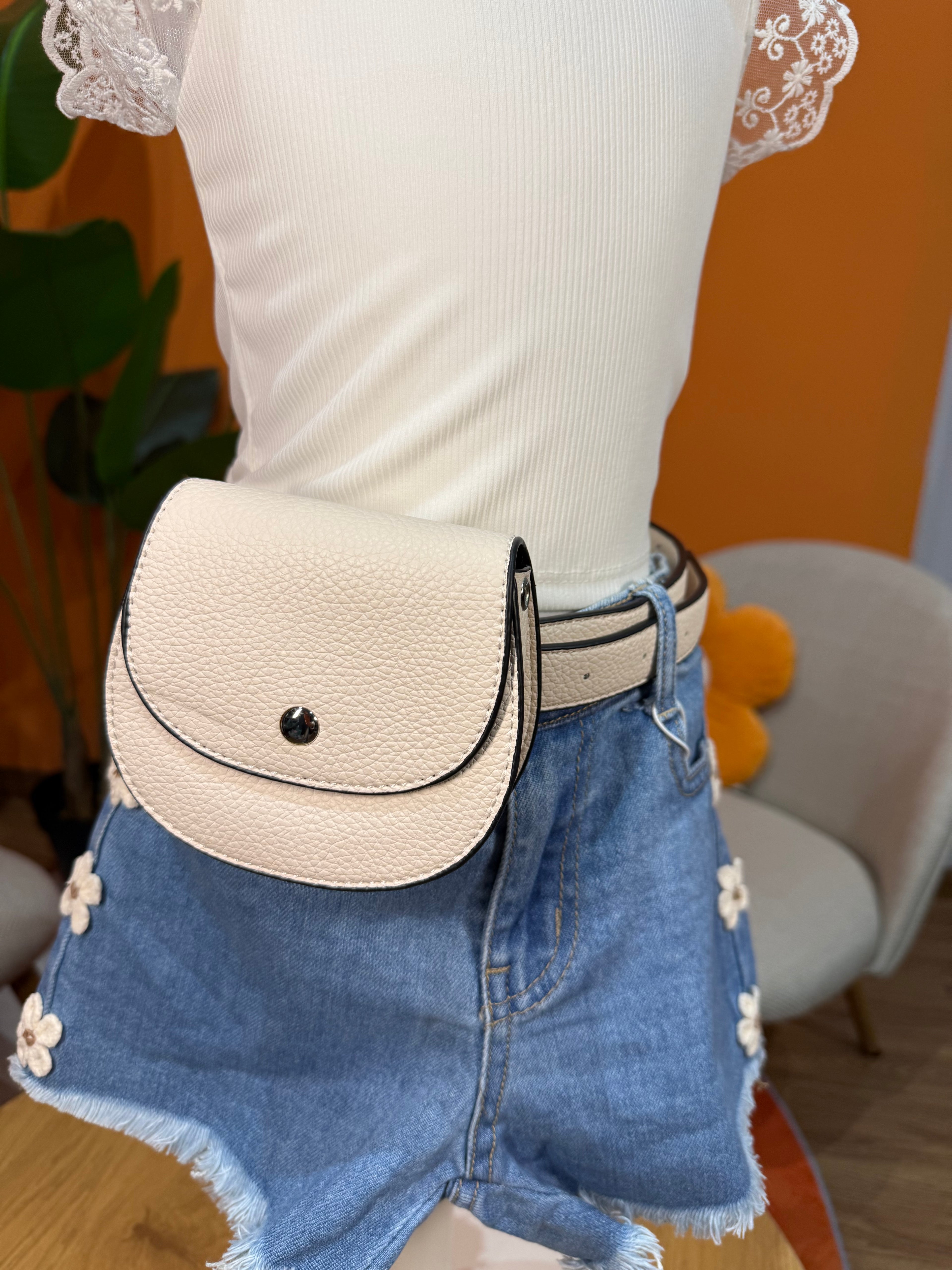 SHORTS IN DENIM CON APPLICAZIONI FLOREALI LATERALI E ORLO SFILACCIATO🌸