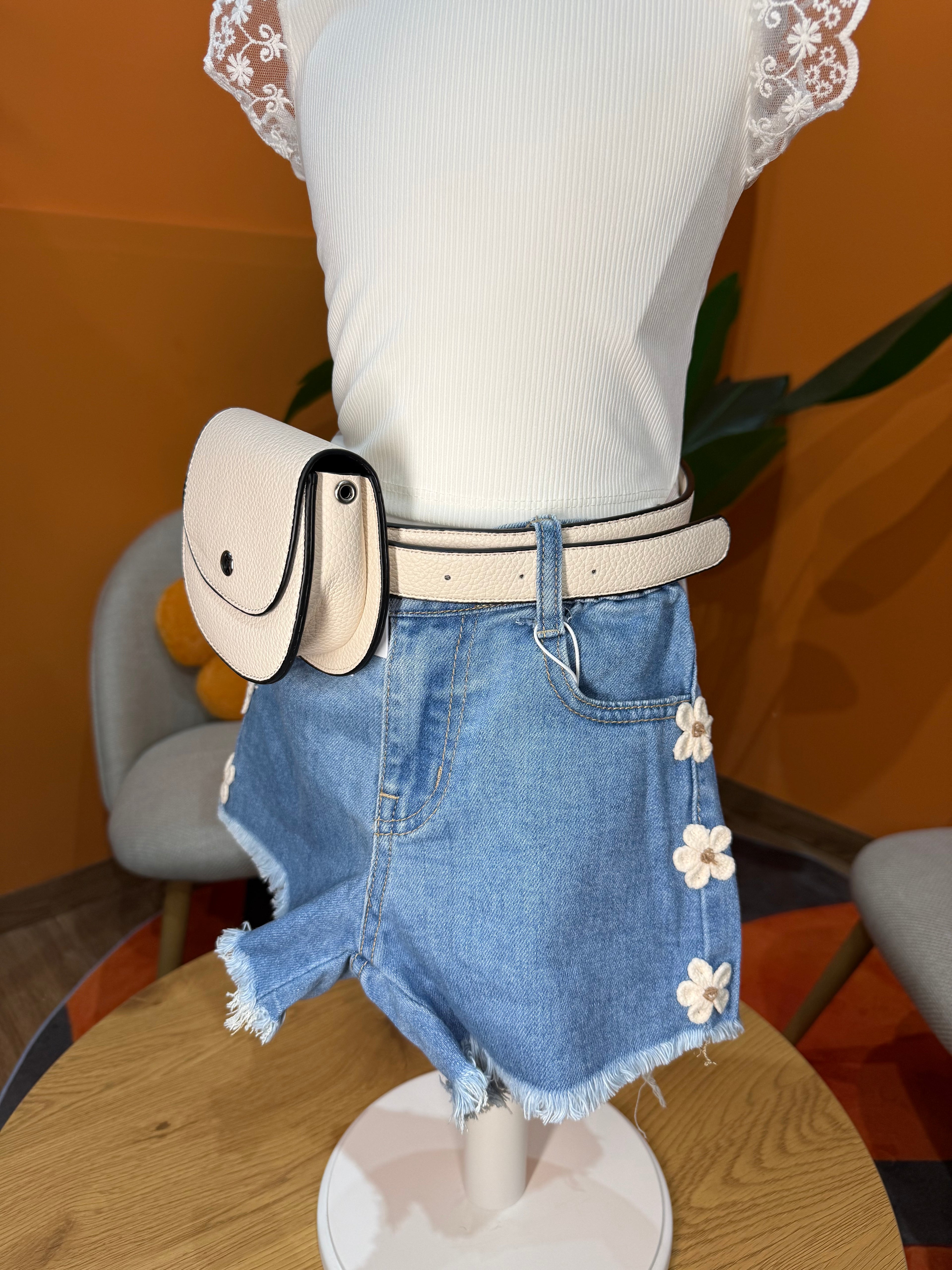 SHORTS IN DENIM CON APPLICAZIONI FLOREALI LATERALI E ORLO SFILACCIATO🌸