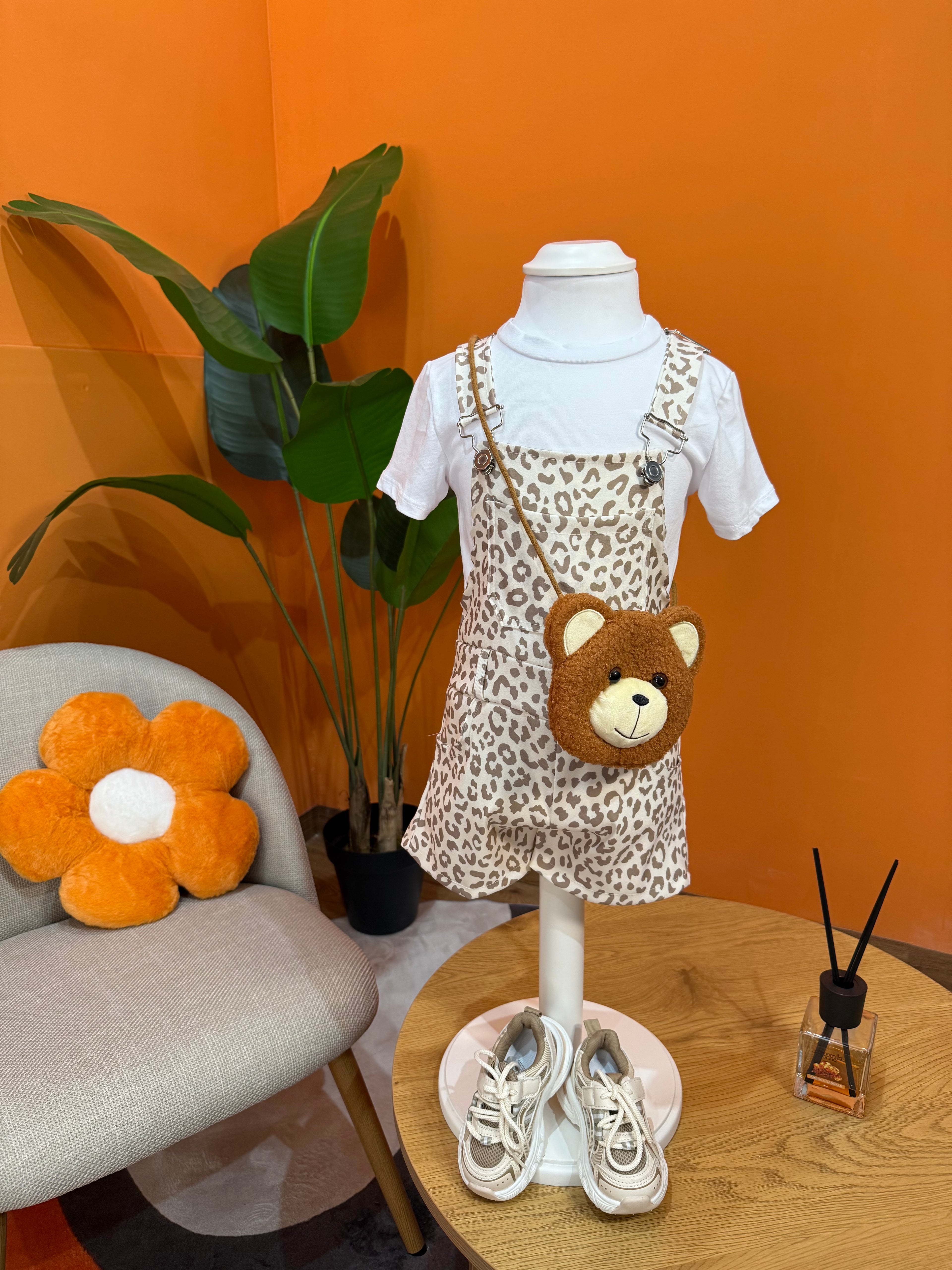 SALOPETTE SHORTS LEOPARDATA CON T-SHIRT BIANCA - BEIGE E SABBIA