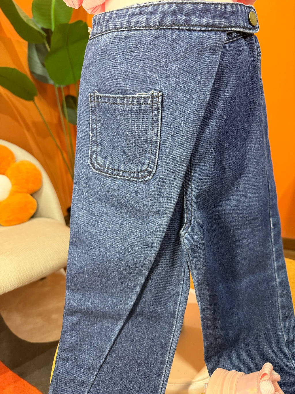 JEANS WIDE LEG CON CHIUSURA INCROCIATA E TASCHINO