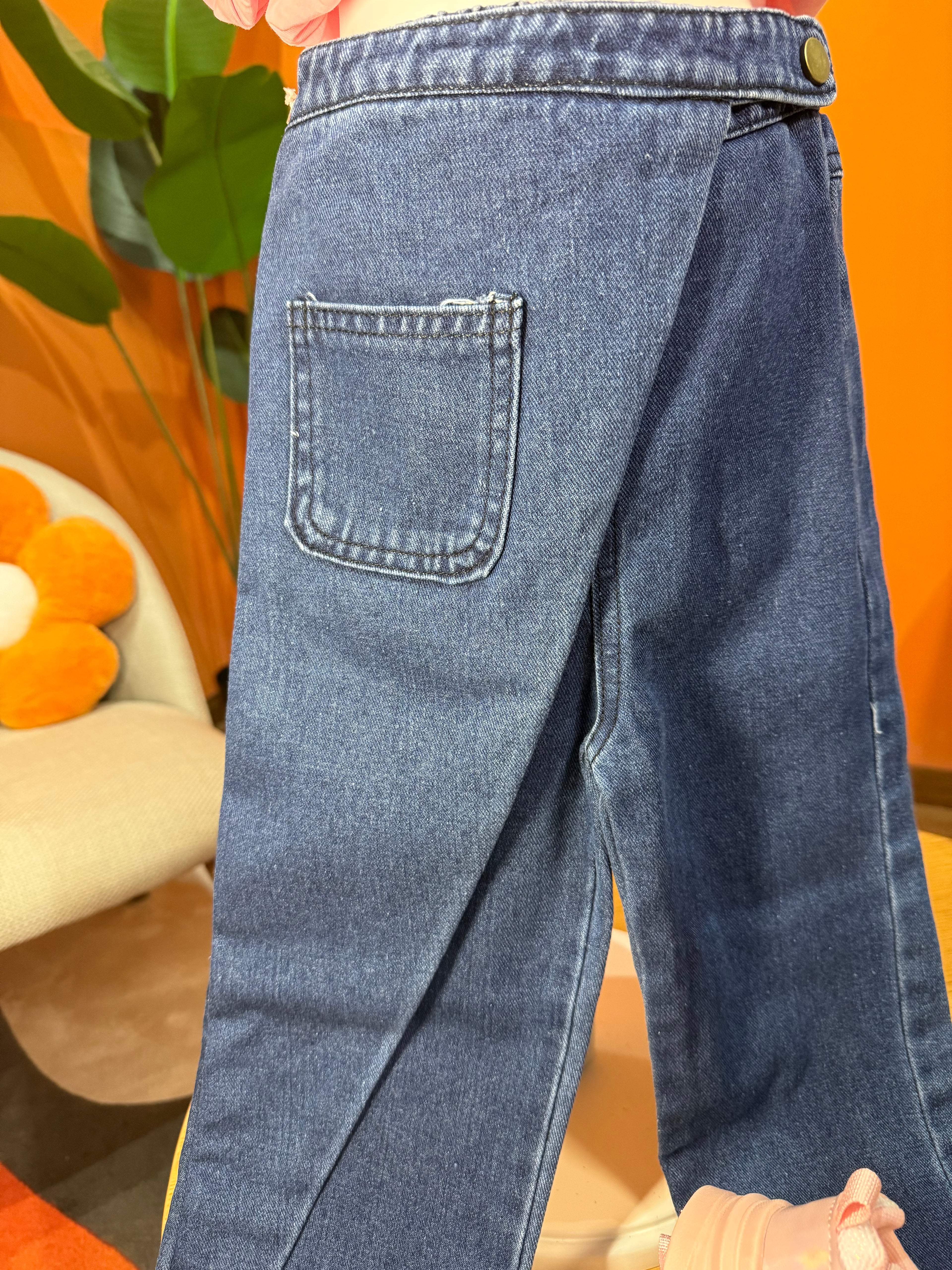 JEANS WIDE LEG CON CHIUSURA INCROCIATA E TASCHINO