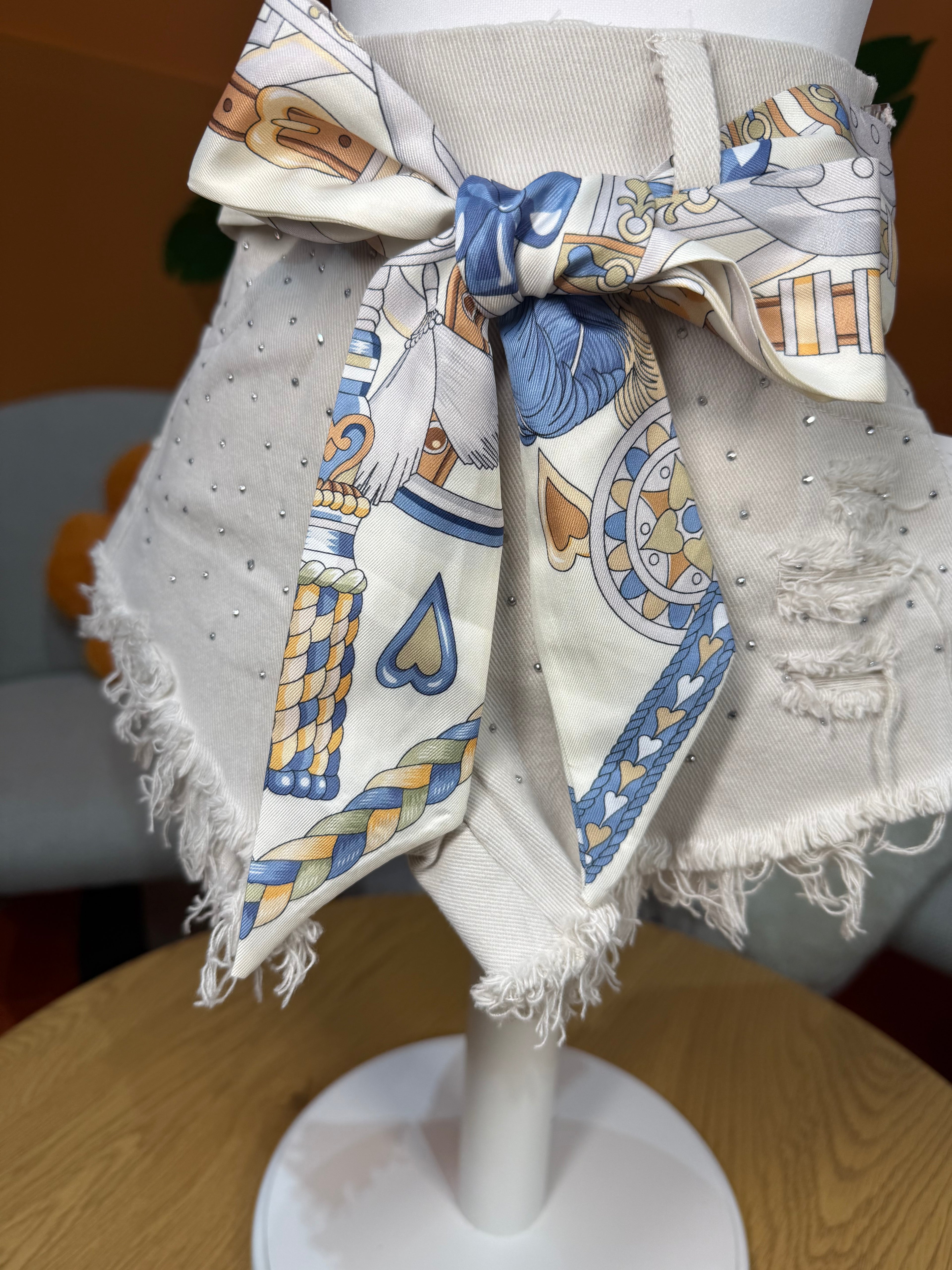 SHORTS DENIM BEIGE CON STRASS E FOULARD