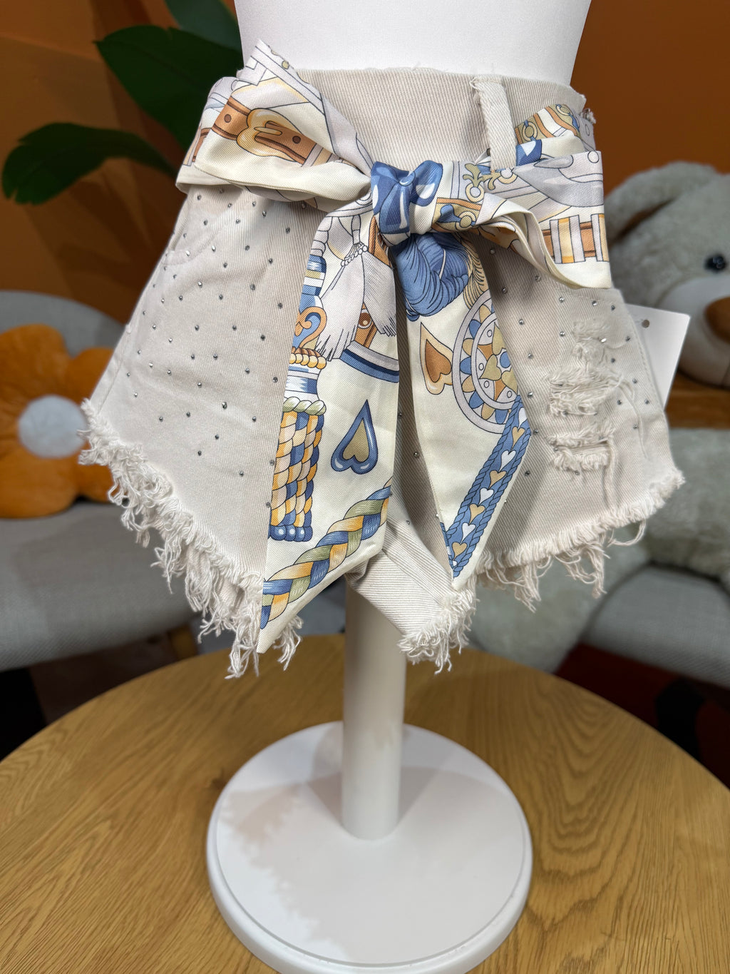SHORTS DENIM BEIGE CON STRASS E FOULARD