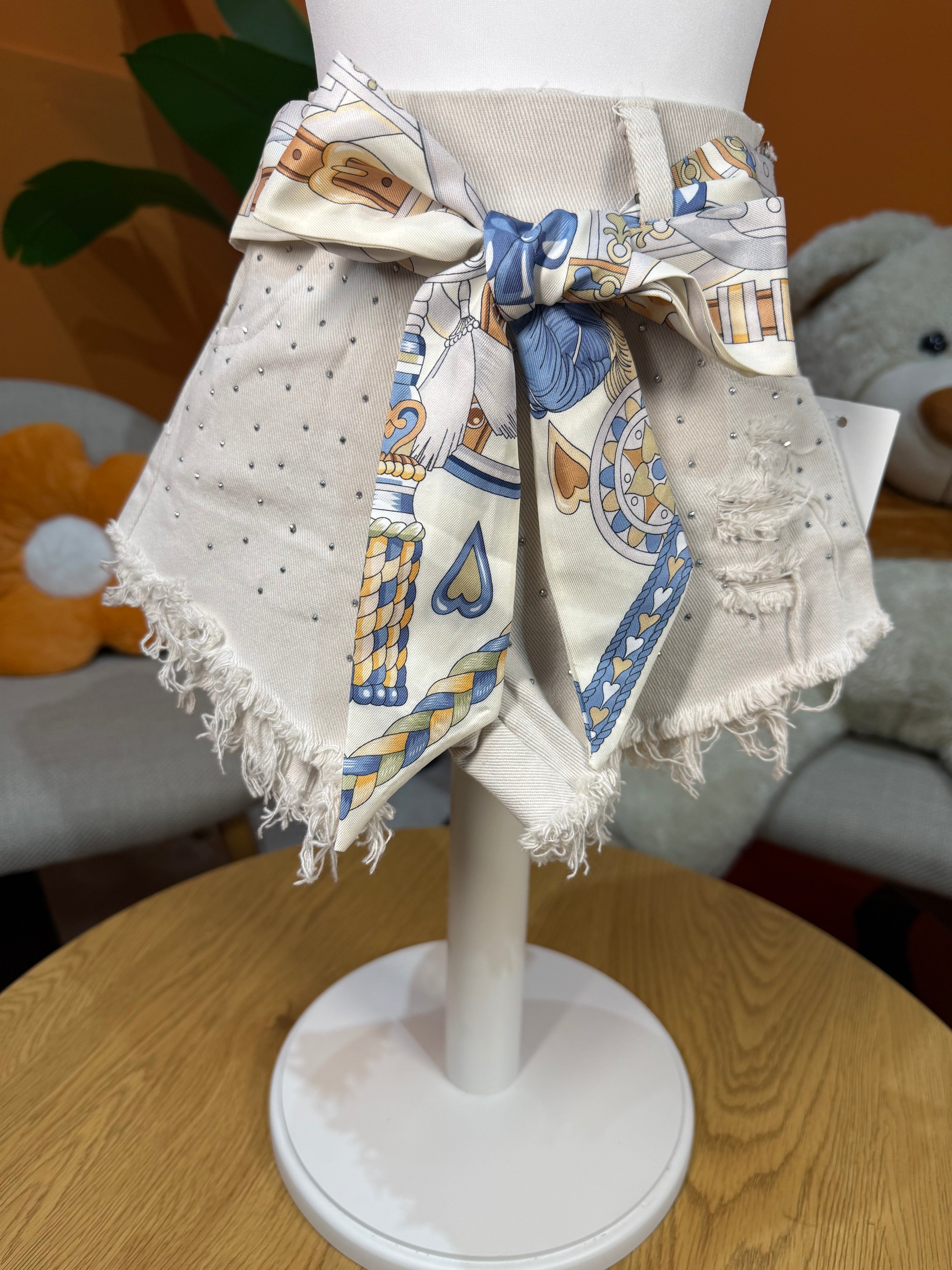 SHORTS DENIM BEIGE CON STRASS E FOULARD