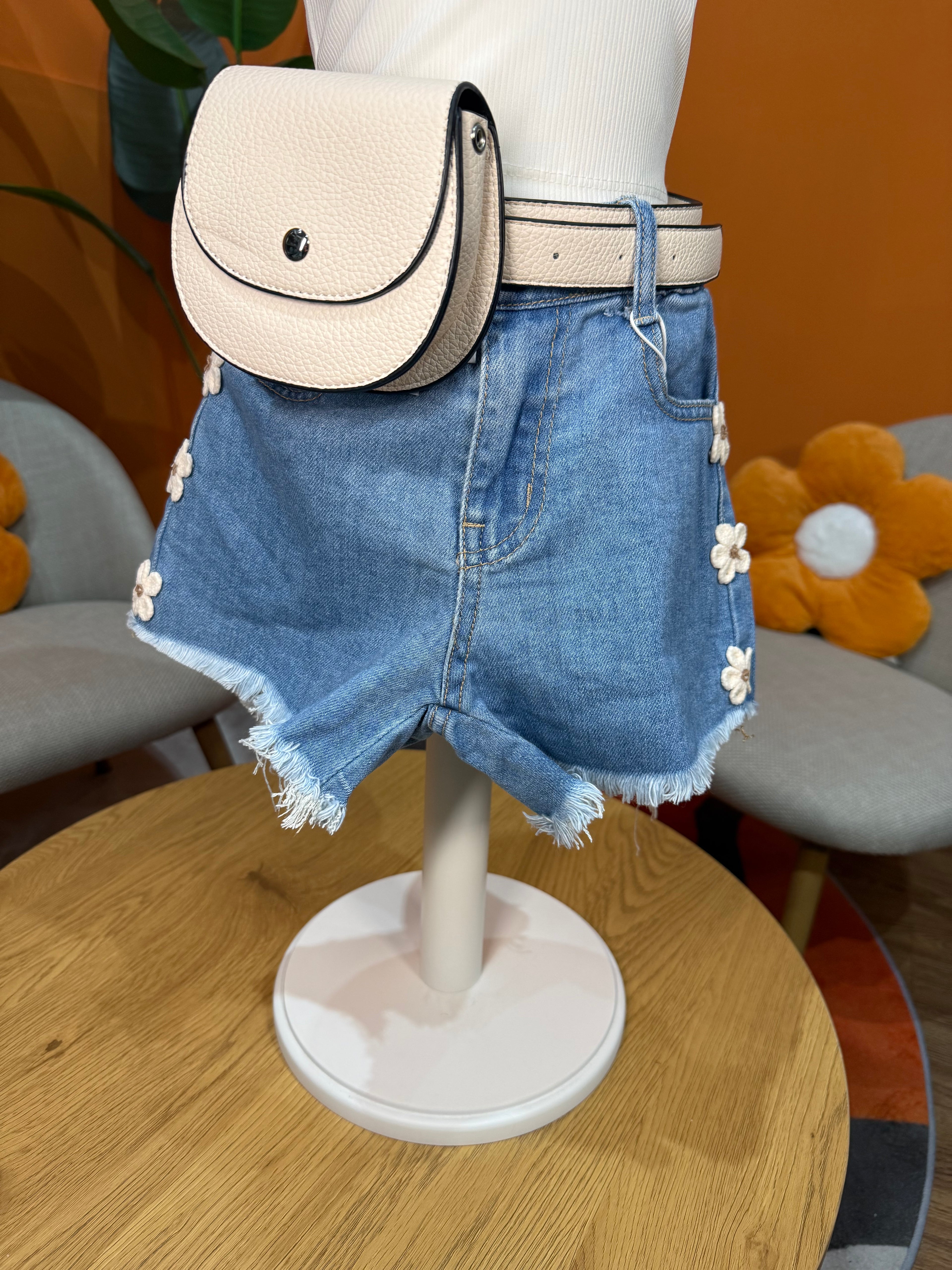 SHORTS IN DENIM CON APPLICAZIONI FLOREALI LATERALI E ORLO SFILACCIATO🌸