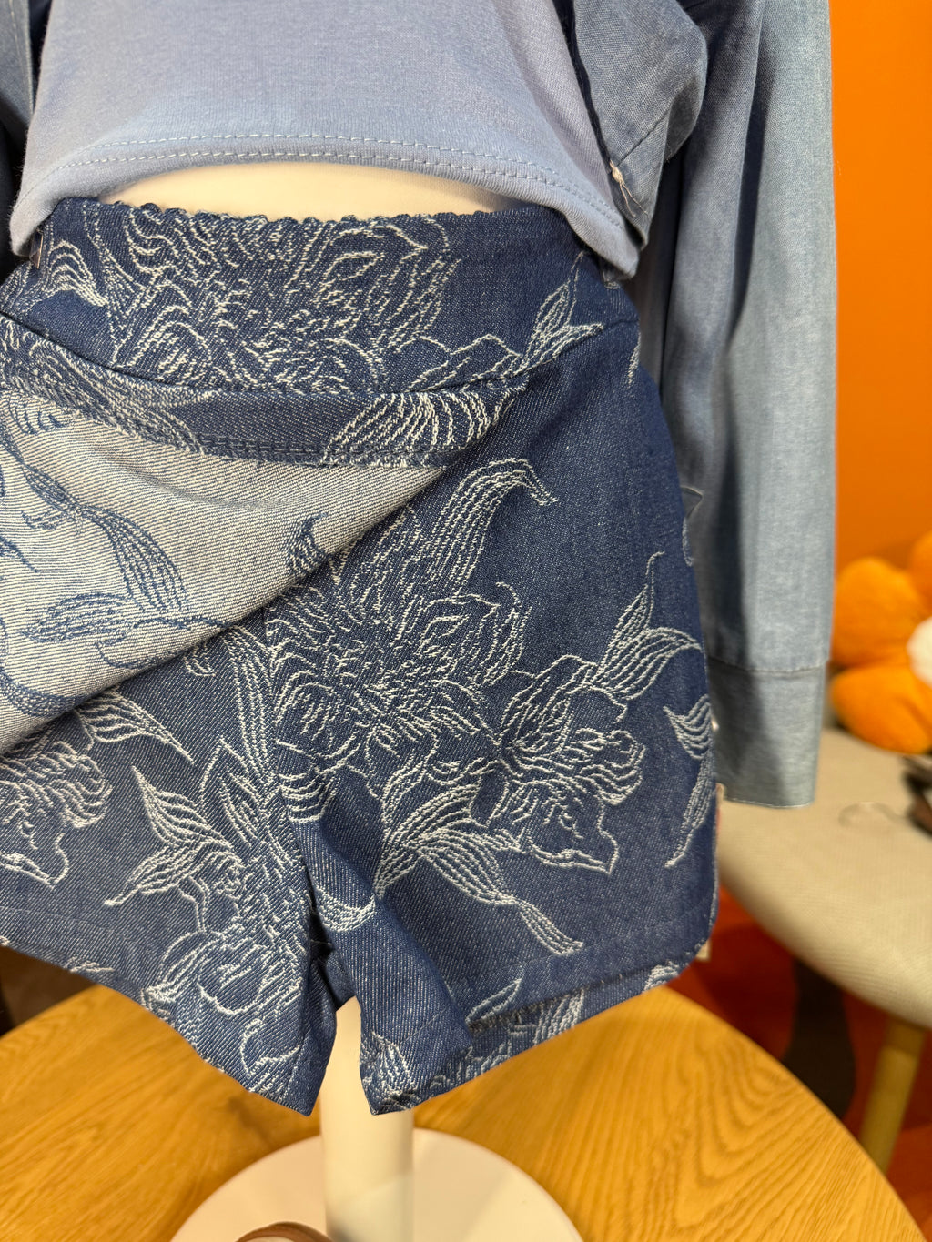GONNA PANTALONE DENIM BLOOM: SKORT CON RICAMO FLOREALE E TASCA CARGO