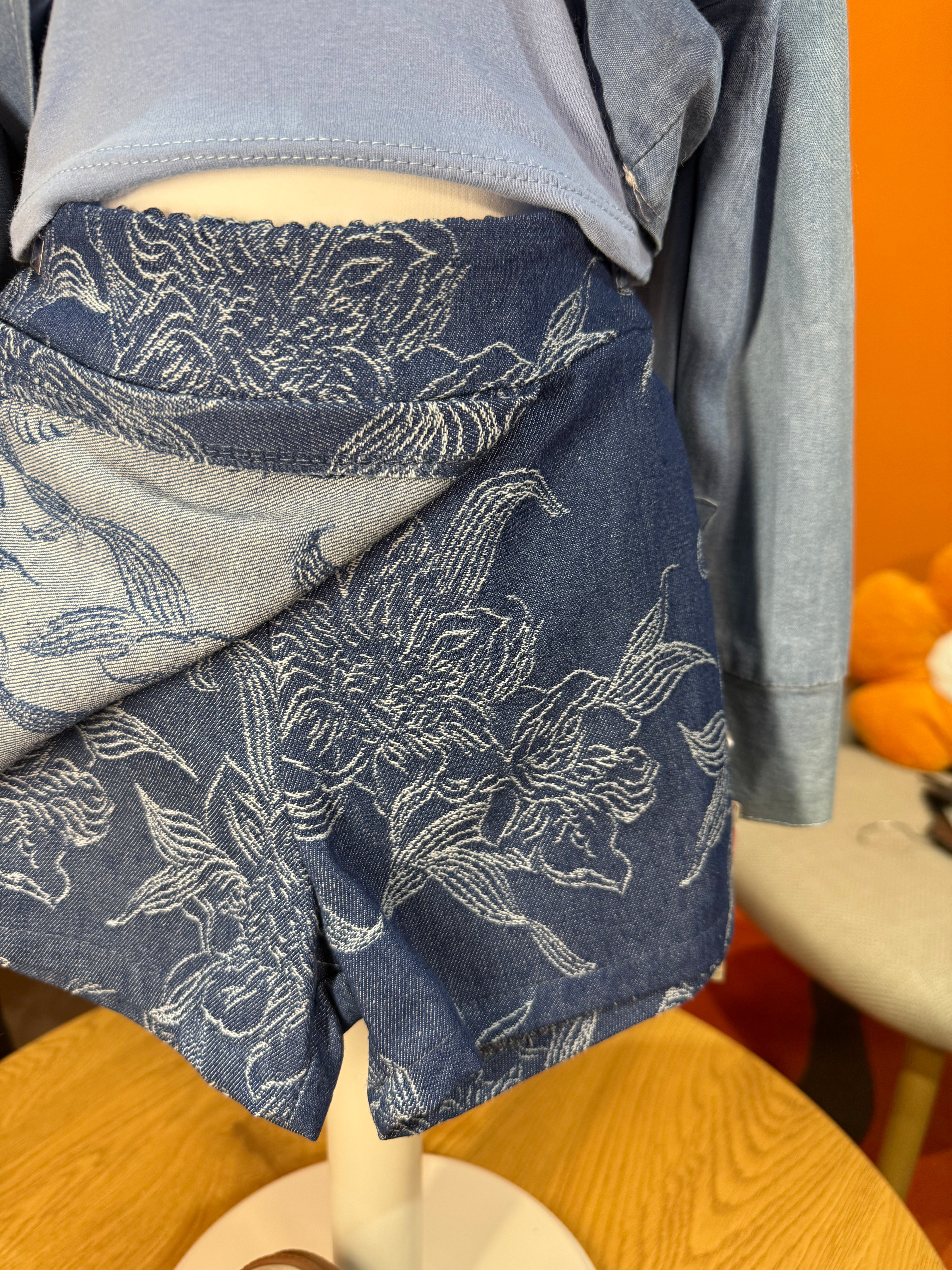 GONNA PANTALONE DENIM BLOOM: SKORT CON RICAMO FLOREALE E TASCA CARGO
