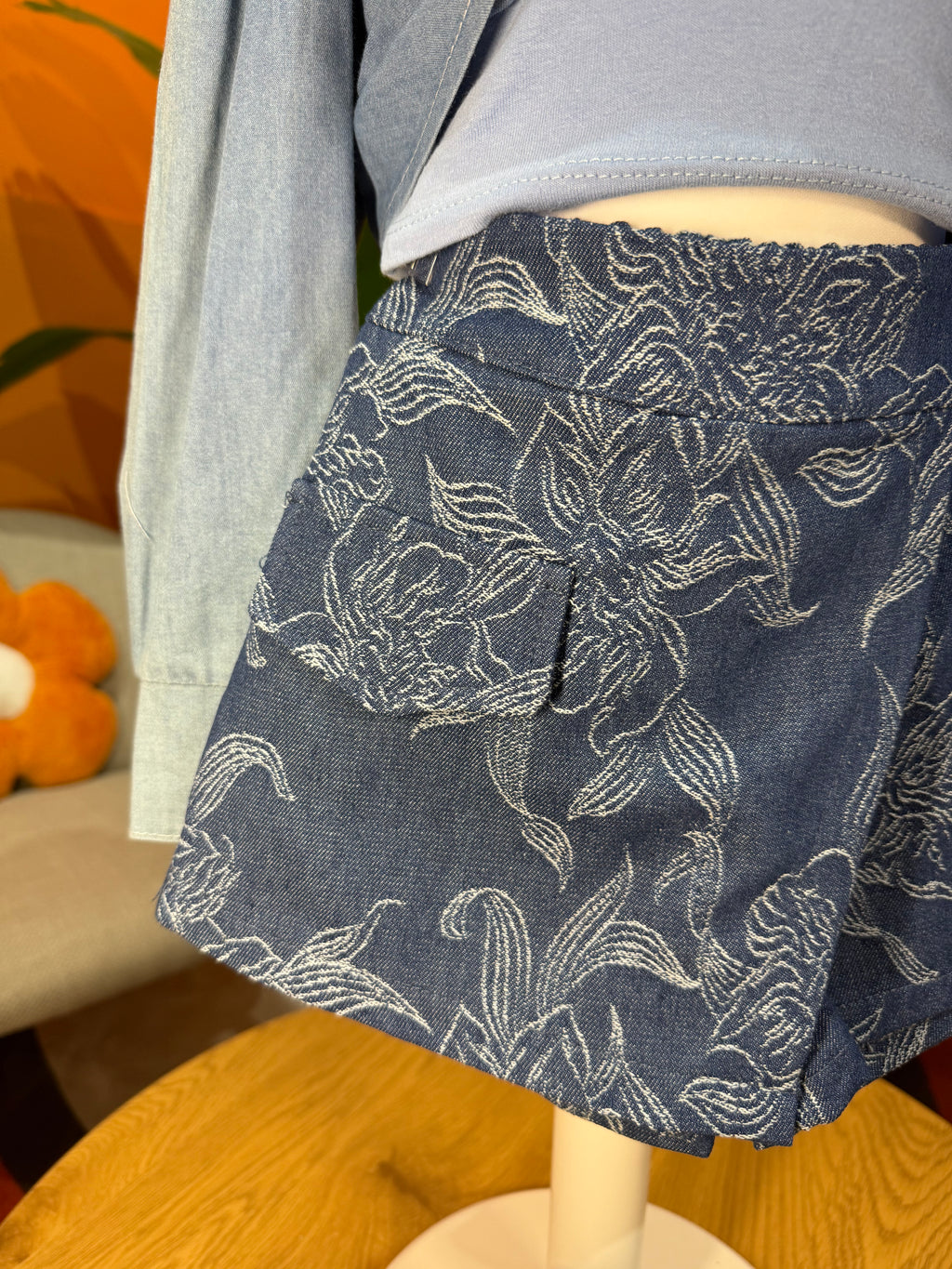 GONNA PANTALONE DENIM BLOOM: SKORT CON RICAMO FLOREALE E TASCA CARGO
