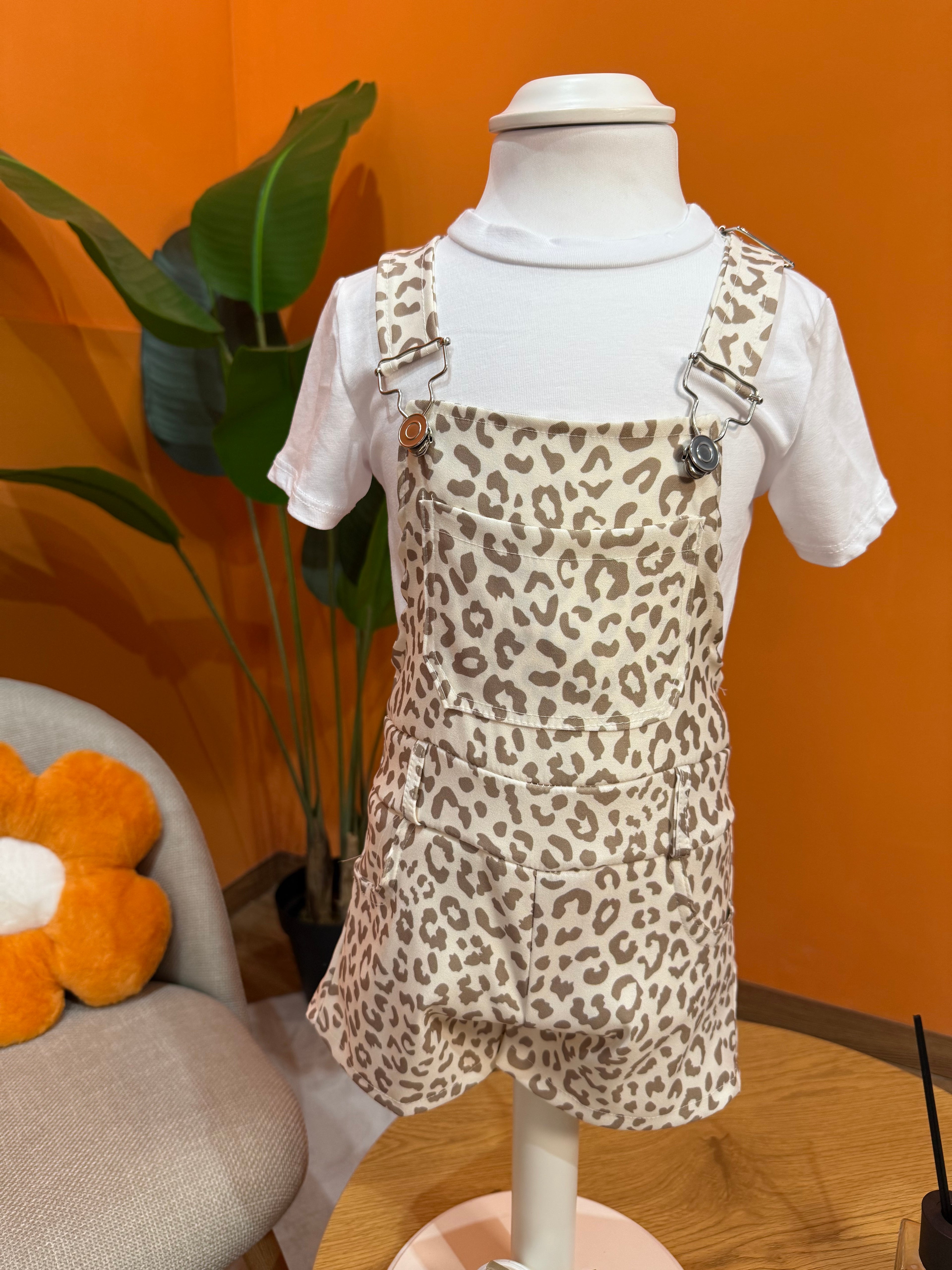 SALOPETTE SHORTS LEOPARDATA CON T-SHIRT BIANCA - BEIGE E SABBIA