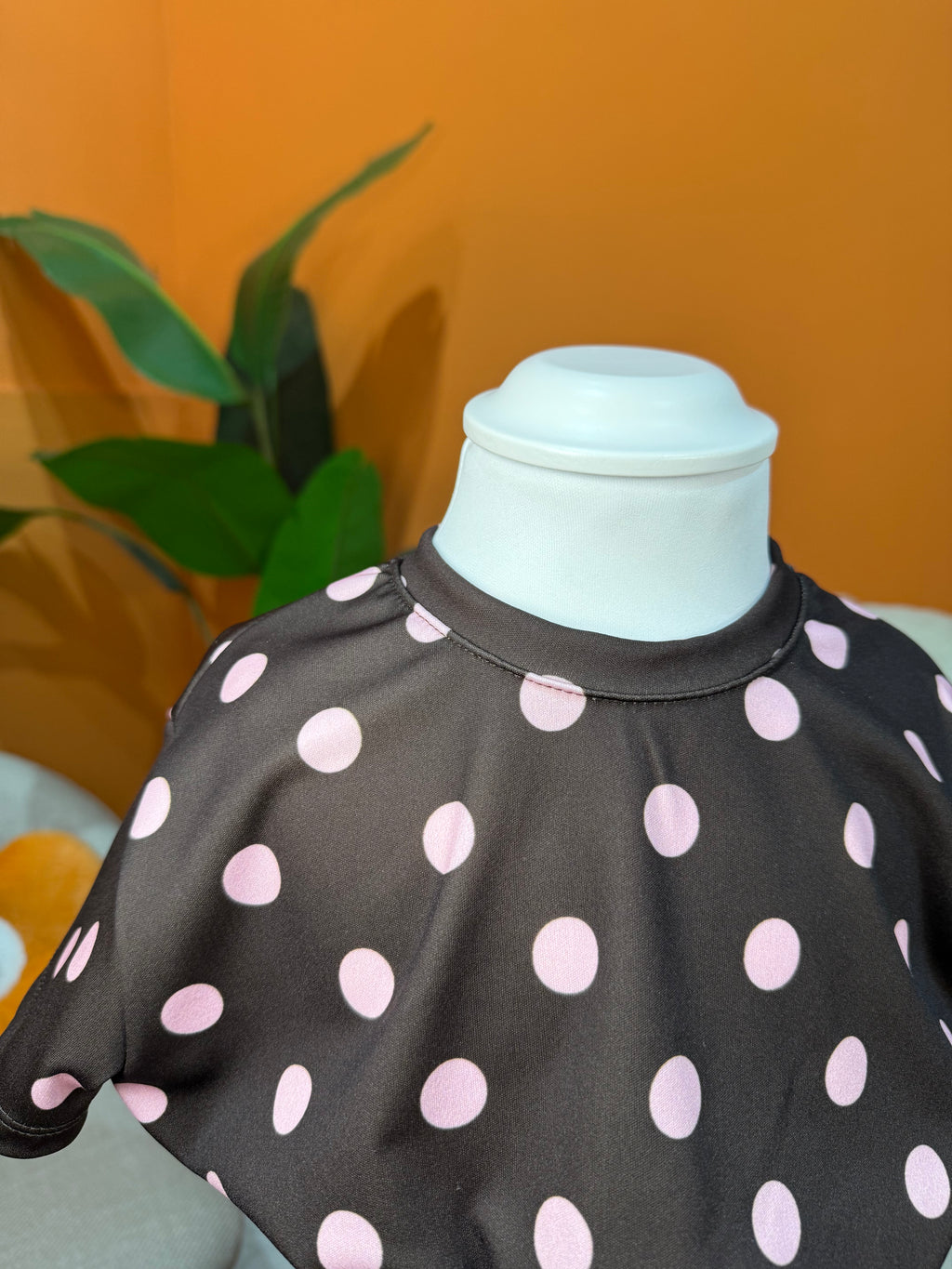 T-SHIRT CROP A POIS - MARRONE