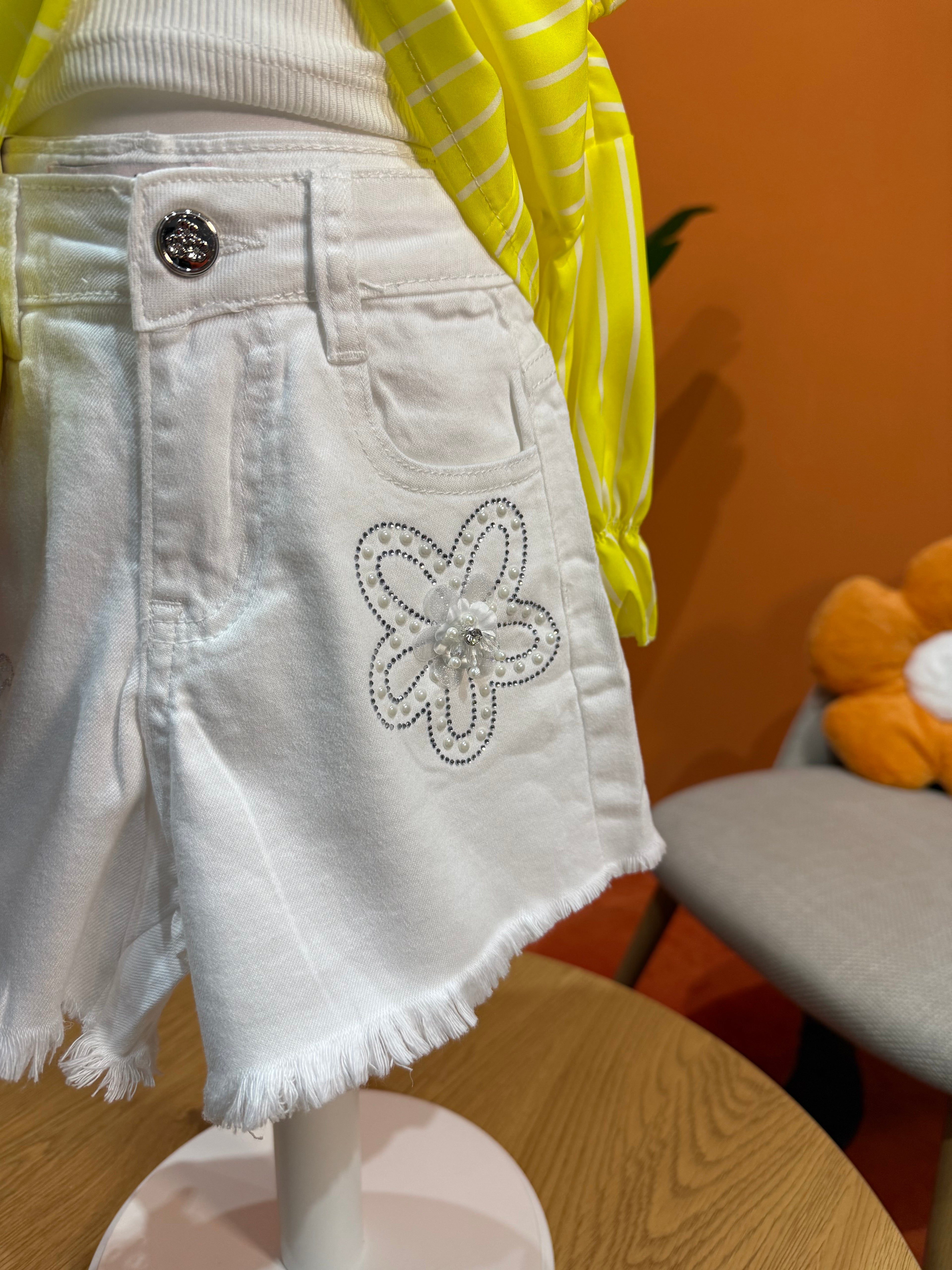 SHORTS IN DENIM BIANCO CON APPLICAZIONI FLOREALI DI PERLE
