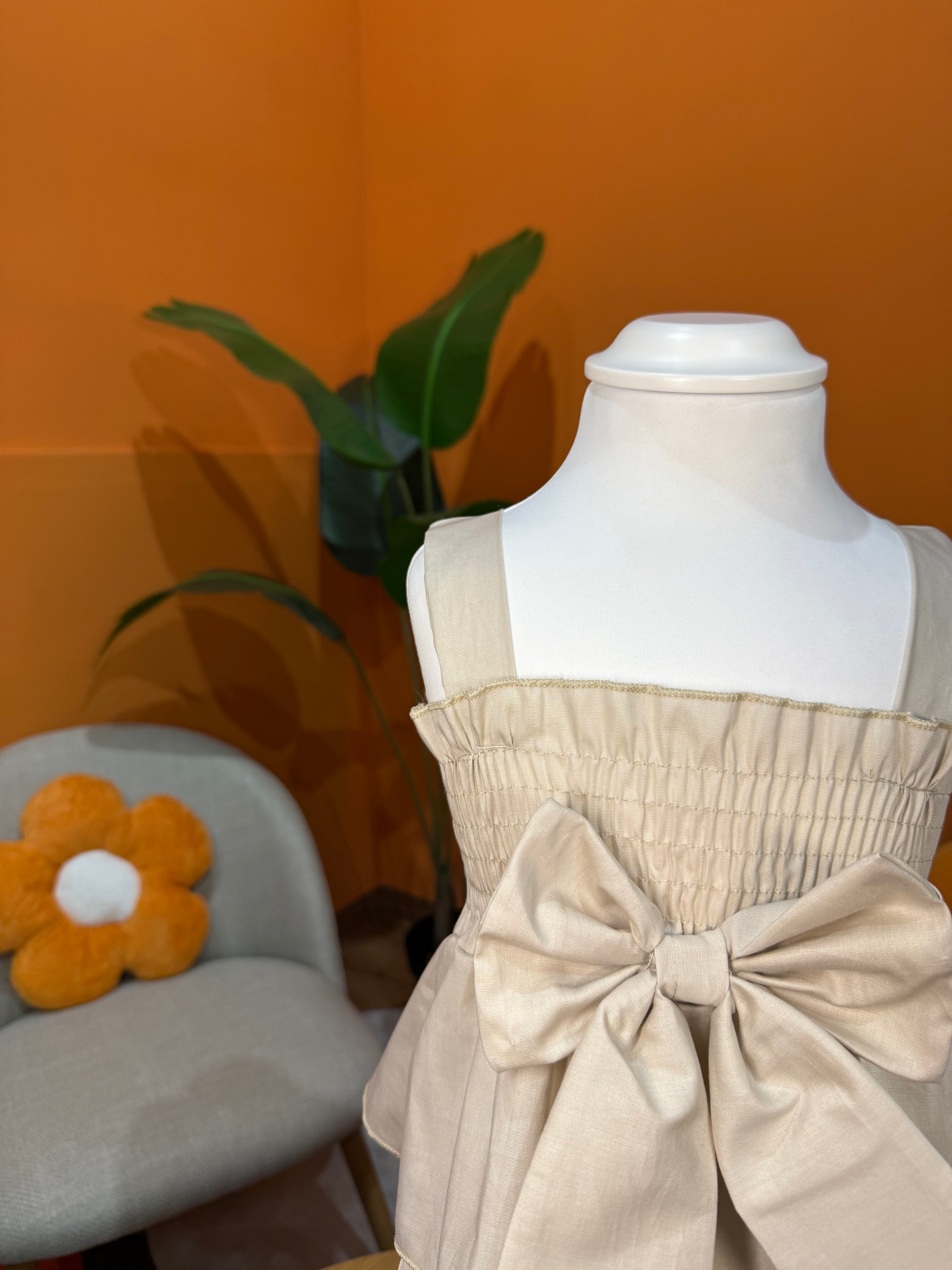 COORDINATO MAXI BOW: SET SABBIA CON TOP ARRICCIATO E SHORTS