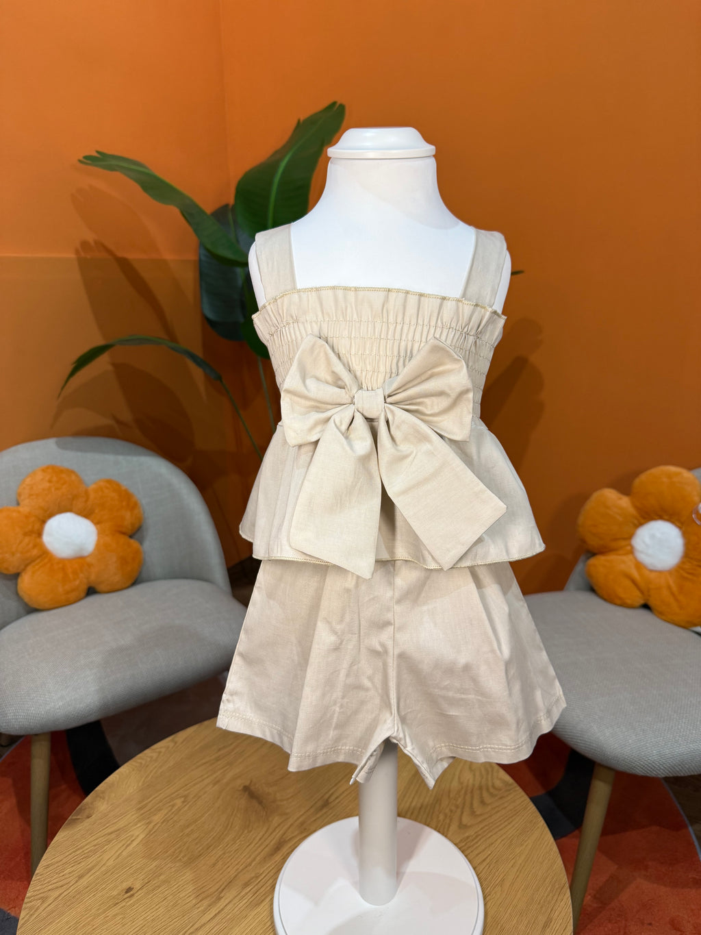 COORDINATO MAXI BOW: SET SABBIA CON TOP ARRICCIATO E SHORTS