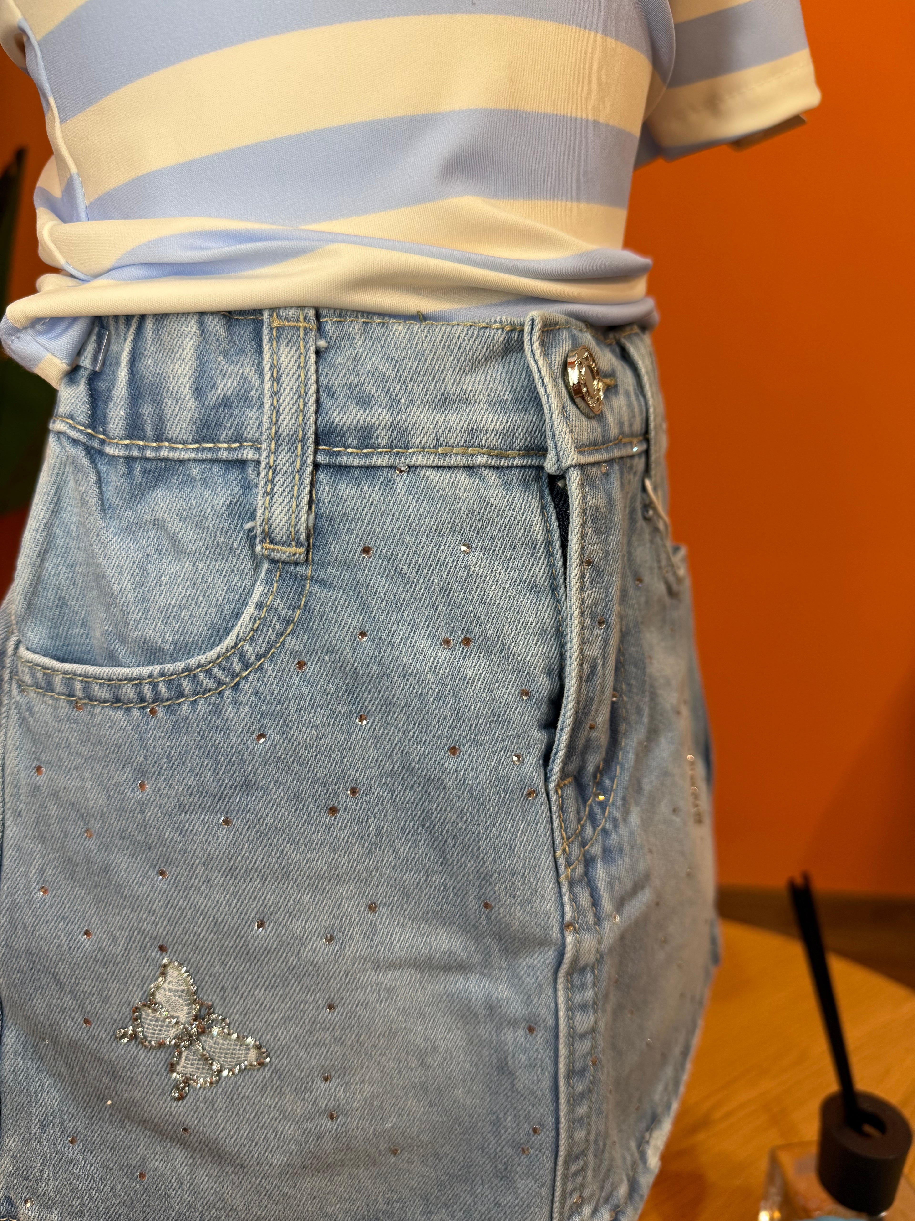 MINIGONNA DENIM "BUTTERFLY SPARKLE" – DETTAGLI PREZIOSI E STILE🦋
